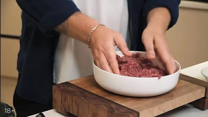 Тефтели в томатном соусе с сыром моцарелла - рецепт от Константина Ивлева