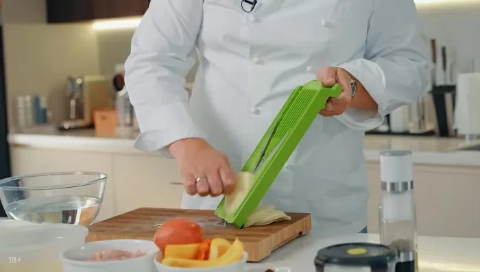 Картофельный рулет с курицей, сыром и шпинатом - рецепт от Константина Ивлева