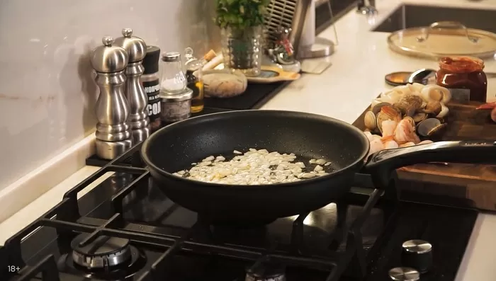 Томленые морепродукты в соусе - рецепт от Константина Ивлева