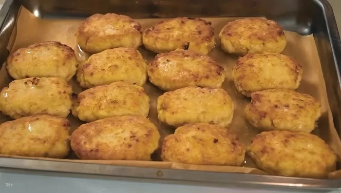 Рыбные котлетки из трески и жареного лука - рецепт от Константина Ивлева
