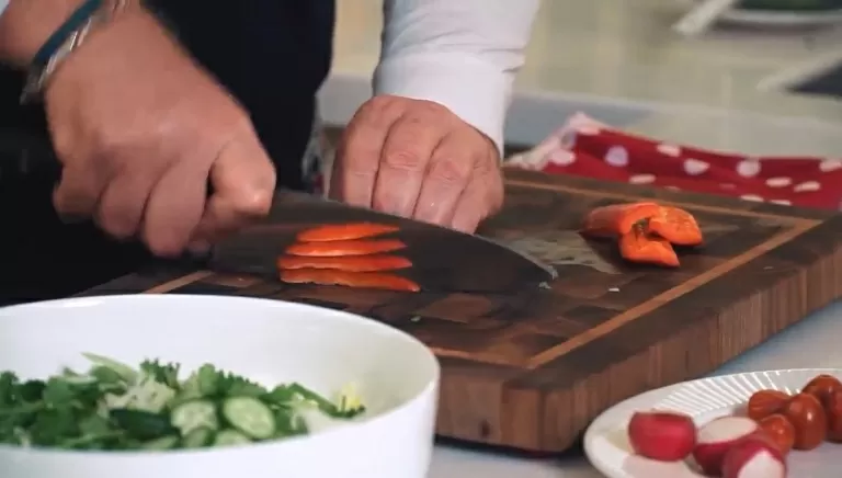Паназиатский салат из копченой курицы - рецепт от Константина Ивлева