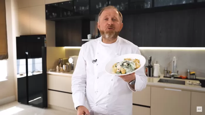 Салат цезарь с креветками - рецепт от Константина Ивлева