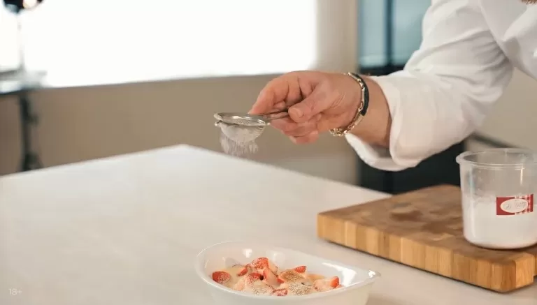 Клубника под соусом сабайон - рецепт от Константина Ивлева