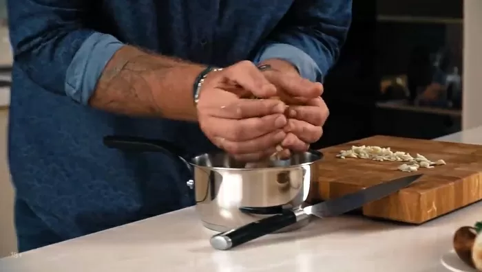 Капустно-картофельные котлеты с грибным соусом - рецепт от Константина Ивлева