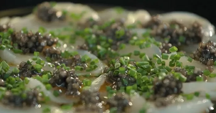 Морской гребешок с черной икрой - рецепт от Константина Ивлева