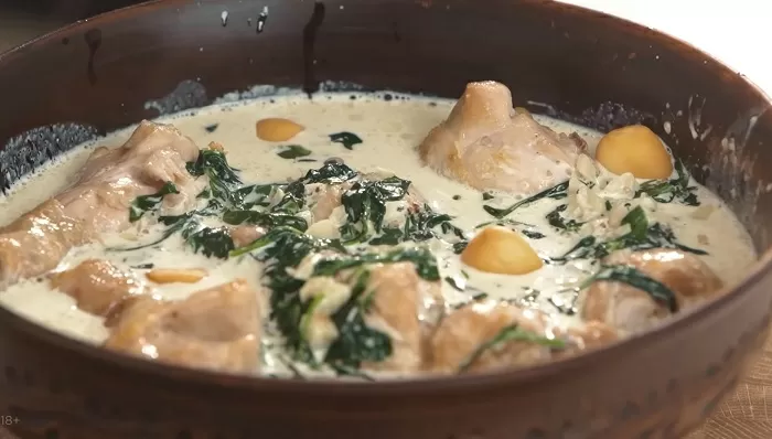 Куриные ножки в сливочно-чесночном соусе с сыром и шпинатом - рецепт от Константина Ивлева
