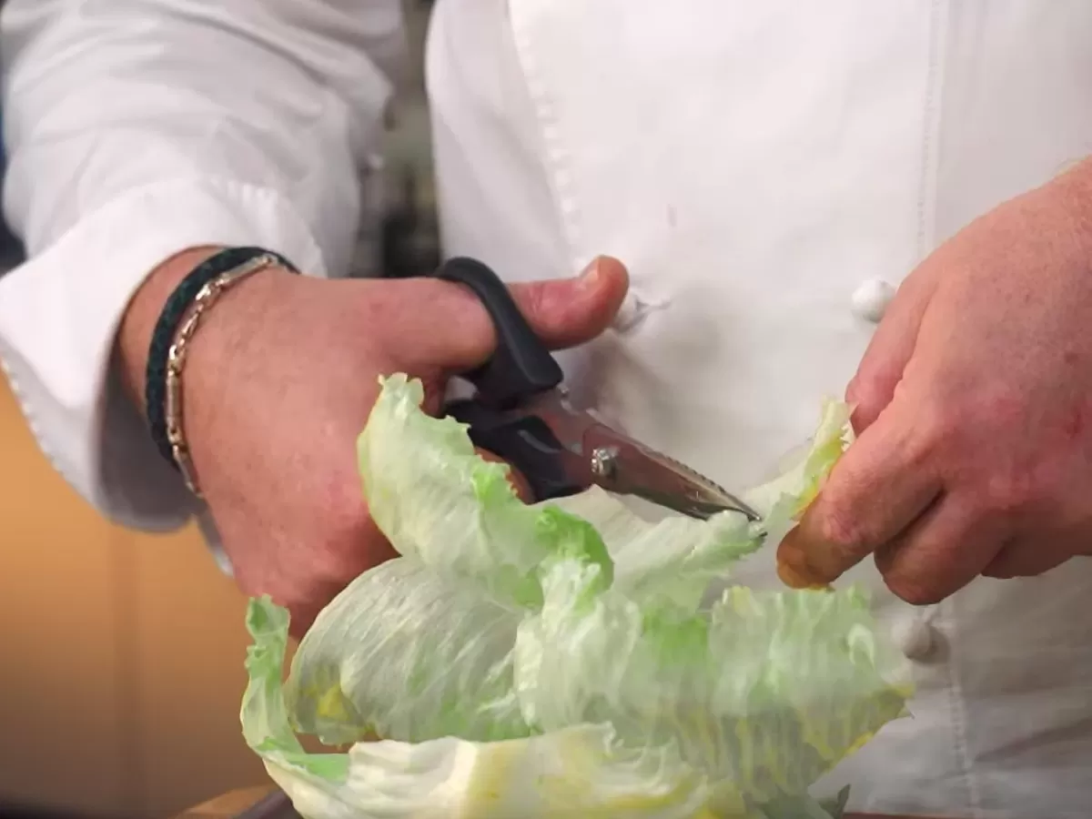 Латук с копченым лососем и горчичной заправкой - рецепт от Константина Ивлева