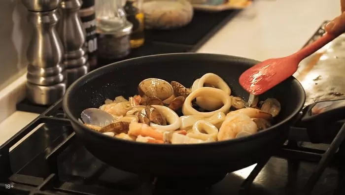 Томленые морепродукты в соусе - рецепт от Константина Ивлева