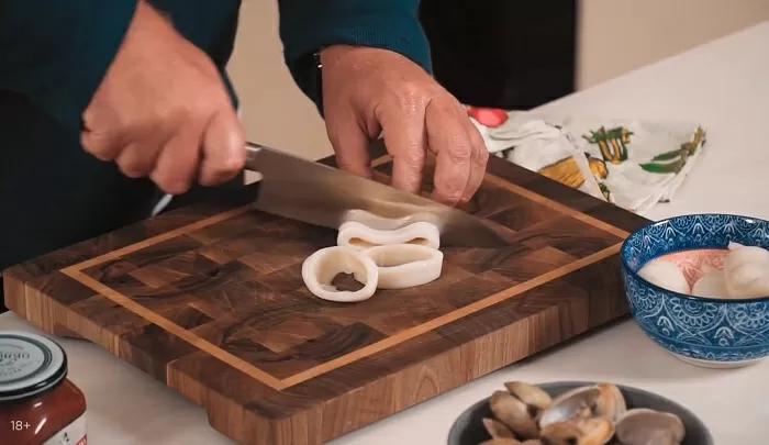 Томленые морепродукты в соусе - рецепт от Константина Ивлева