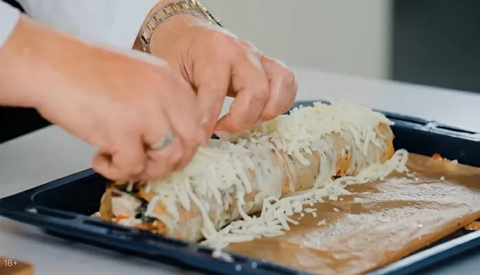 Картофельный рулет с курицей, сыром и шпинатом - рецепт от Константина Ивлева