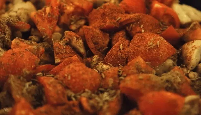 Пирог с курицей, сыром и томатами - рецепт от Константина Ивлева