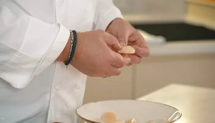 Морской гребешок с черной икрой - рецепт от Константина Ивлева