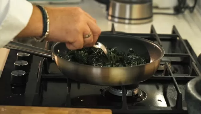 Запеченное мясо с сыром и шпинатом - рецепт от Константина Ивлева