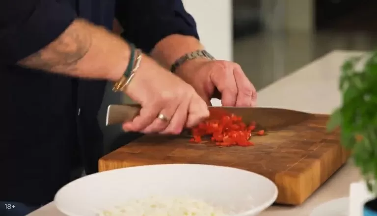 Битые баклажаны  с сыром и томатами - рецепт от Константина Ивлева