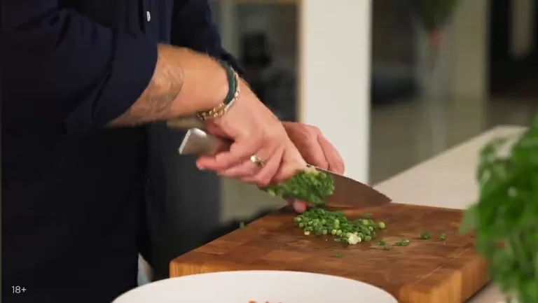 Битые баклажаны  с сыром и томатами - рецепт от Константина Ивлева