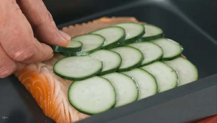 Лосось с цукини и песто - рецепт от Константина Ивлева