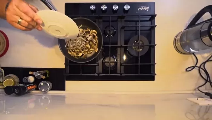 Капустно-картофельные котлеты с грибным соусом - рецепт от Константина Ивлева