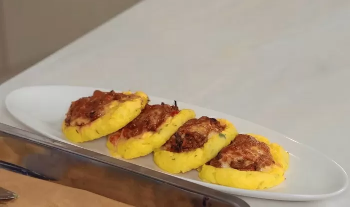 Мясные ватрушки с соусом болоньезе - рецепт от Константина Ивлева