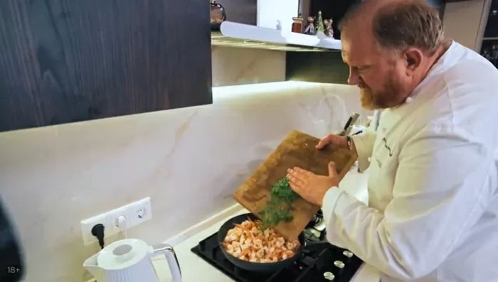 Жареные креветки - рецепт от Константина Ивлева