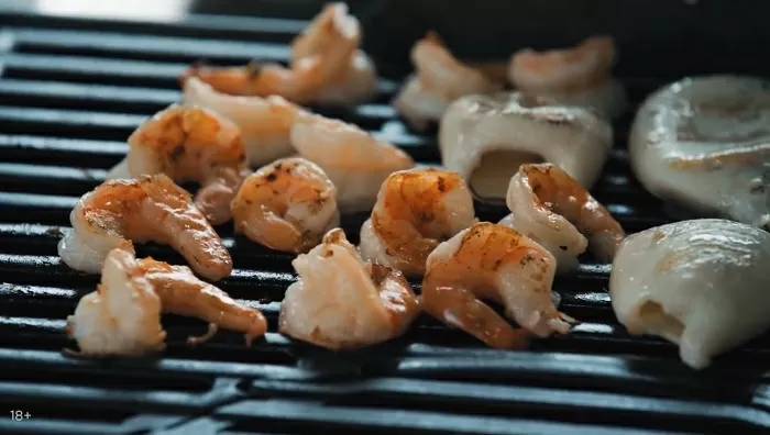 Шаурма с креветками и кальмарами - рецепт от Константина Ивлева