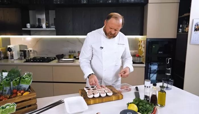 Шашлык из купатов и грибов с соусом чимичурри - рецепт от Константина Ивлева