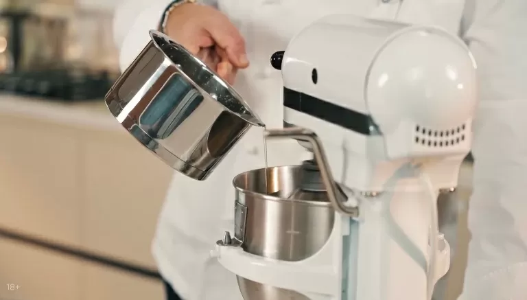 Клубника под соусом сабайон - рецепт от Константина Ивлева