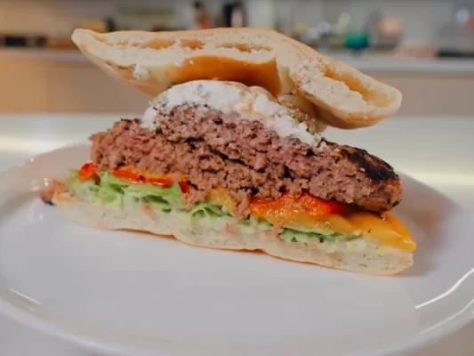 Бургер на греческий манер - рецепт от Константина Ивлева