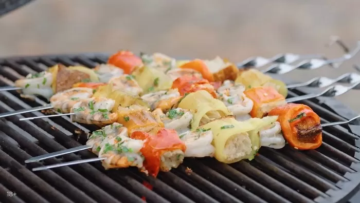Шашлычки из креветок, печеного перца и деревенского хлеба - рецепт от Константина Ивлева