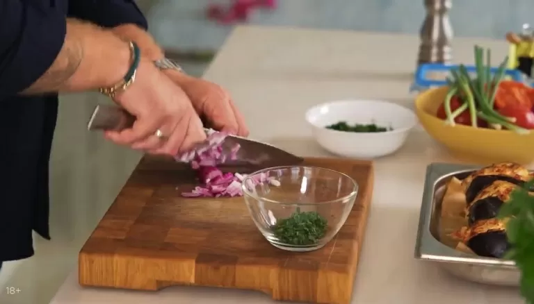 Битые баклажаны  с сыром и томатами - рецепт от Константина Ивлева