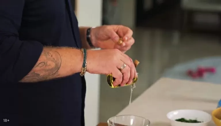 Битые баклажаны  с сыром и томатами - рецепт от Константина Ивлева