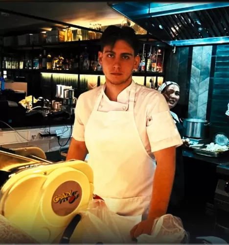 Егор Захарьящев — , участник шоу «Полная посадка» с Ивлевым Егор Захарьящев — участник шоу «Полная посадка» с Ивлевым