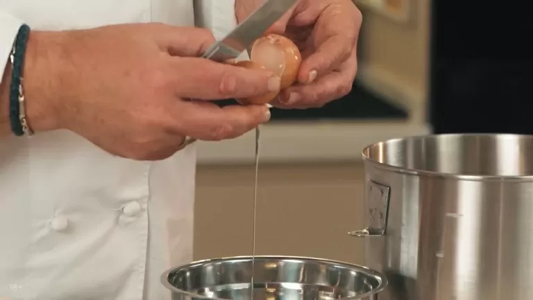 Клубника под соусом сабайон - рецепт от Константина Ивлева