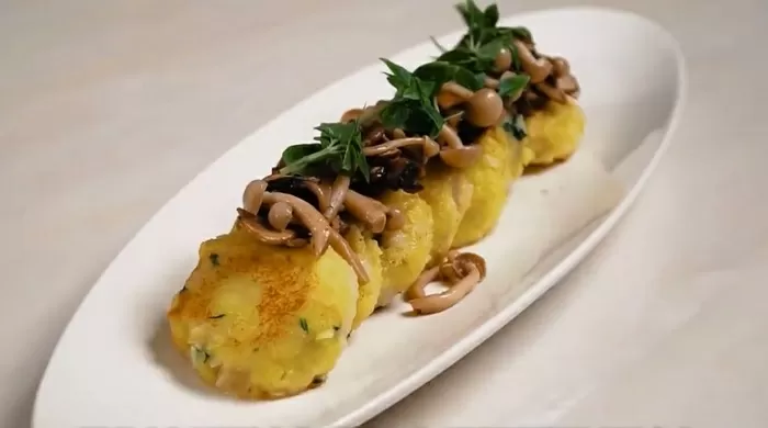 Капустно-картофельные котлеты с грибным соусом - рецепт от Константина Ивлева