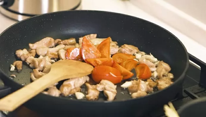 Лапша с курицей и овощами - рецепт от Константина Ивлева