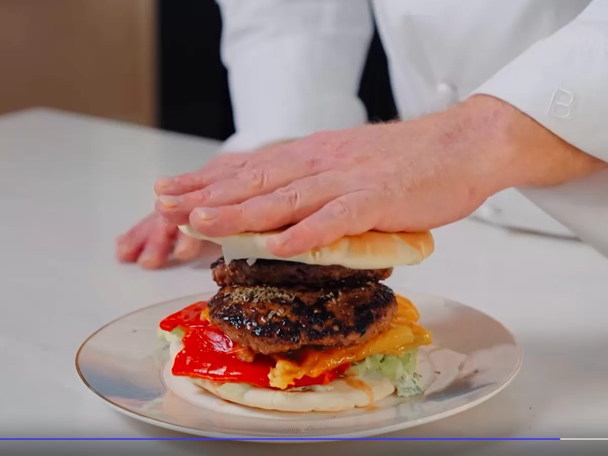 Бургер на греческий манер - рецепт от Константина Ивлева