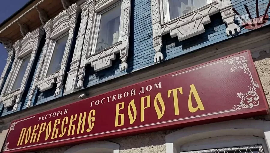 Почему Покровские ворота?