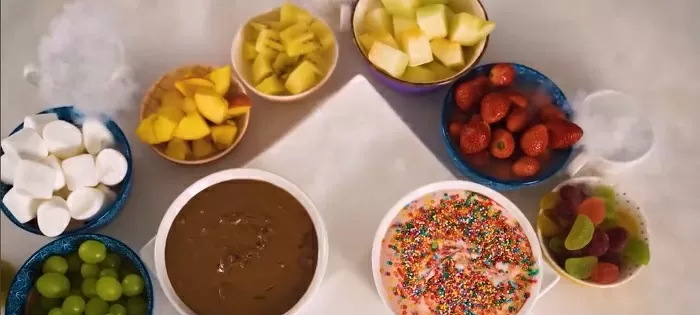 Шоколадное и йогуртовое фондю - рецепт от Константина Ивлева