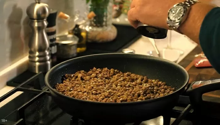 Чечевица с картофелем, кабачками и шпинатом в морковном соке - рецепт от Константина Ивлева