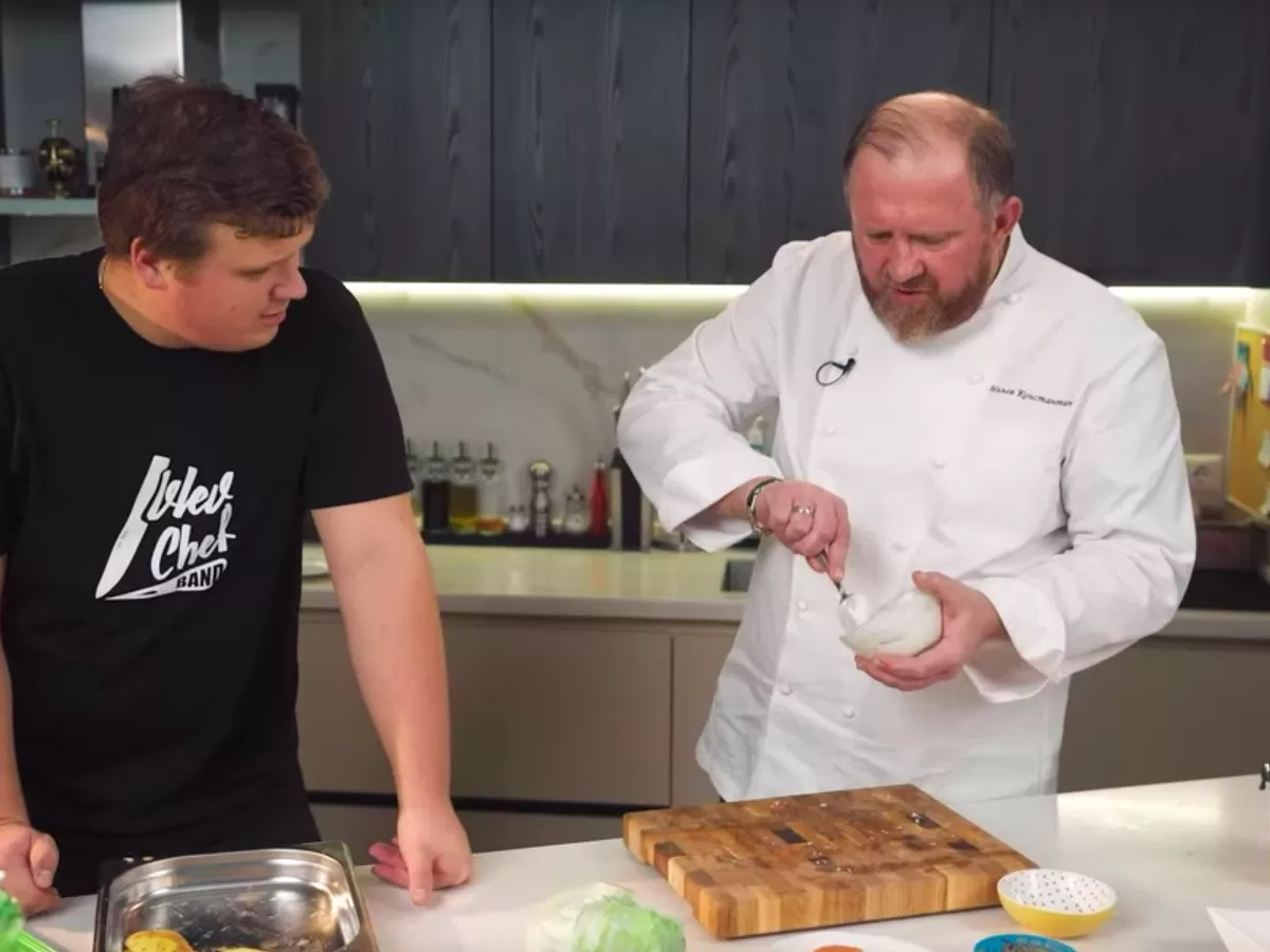 Конфеты из творожного сыра с креветками и зеленью - рецепт от Константина Ивлева