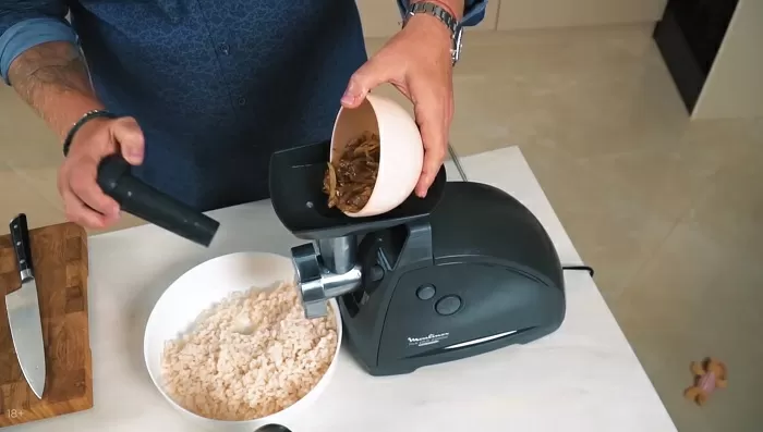 Рыбные котлетки из трески и жареного лука - рецепт от Константина Ивлева