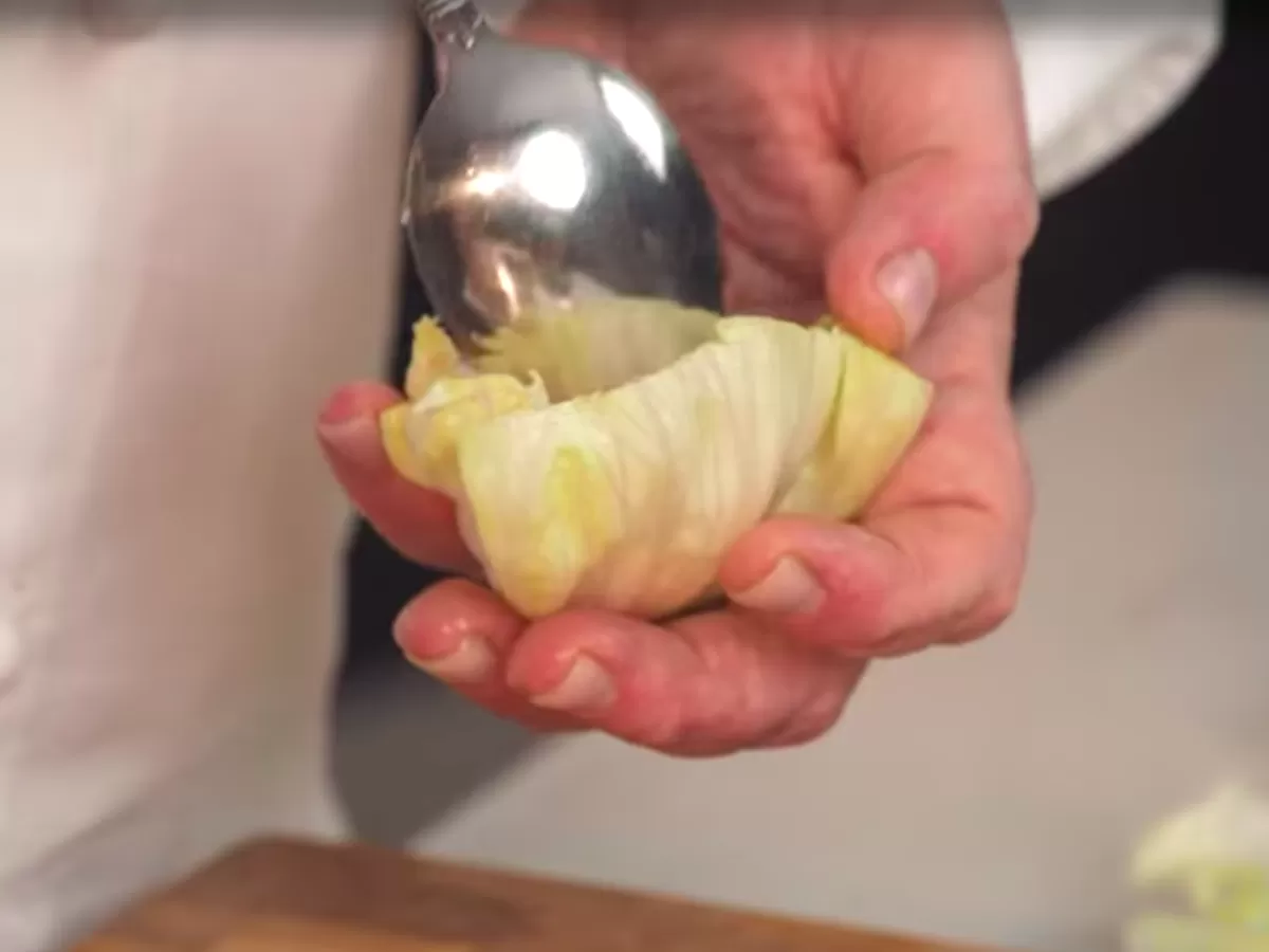 Латук с копченым лососем и горчичной заправкой - рецепт от Константина Ивлева