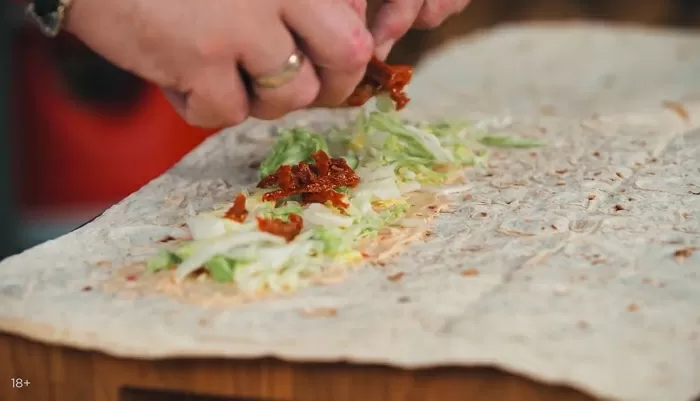 Шаурма с креветками и кальмарами - рецепт от Константина Ивлева