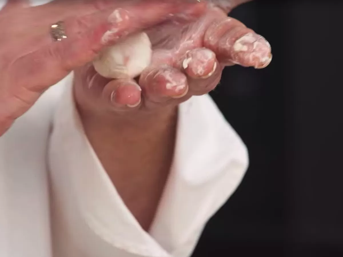 Конфеты из творожного сыра с креветками и зеленью - рецепт от Константина Ивлева