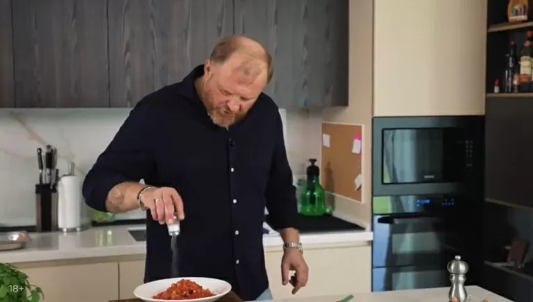 Битые баклажаны  с сыром и томатами - рецепт от Константина Ивлева