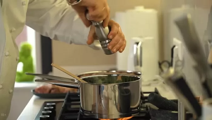 Куриные ножки в сливочно-чесночном соусе с сыром и шпинатом - рецепт от Константина Ивлева
