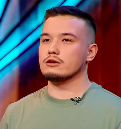 Таалайбек Рубанов — , участник шоу «Битва шефов» с Ивлевым Таалайбек Рубанов — участник шоу «Битва шефов» с Ивлевым