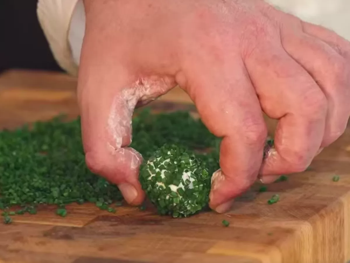 Конфеты из творожного сыра с креветками и зеленью - рецепт от Константина Ивлева