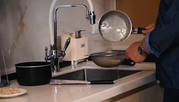 Капустно-картофельные котлеты с грибным соусом - рецепт от Константина Ивлева