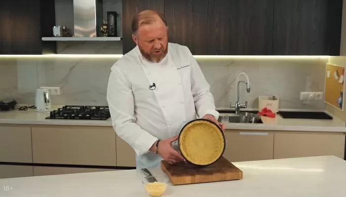 Пирог с курицей, сыром и томатами - рецепт от Константина Ивлева