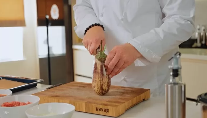 Запеченные баклажаны с фаршем - рецепт от Константина Ивлева